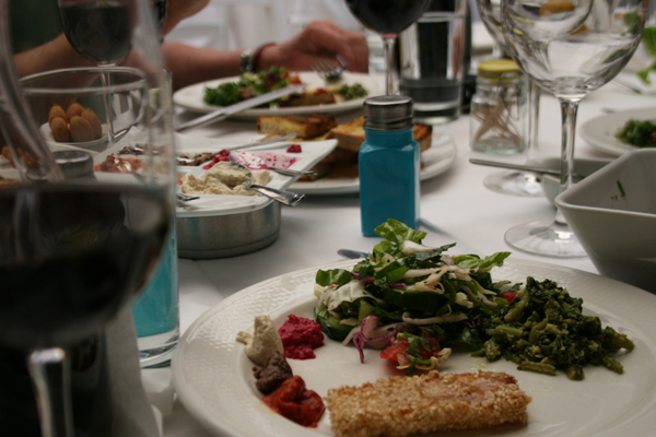 Essen in Zypern: Tischlein deck’ dich