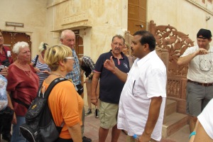 Als Reiseleiter zeigt er den Touristen Indien so, wie er es tagtäglich erlebt.