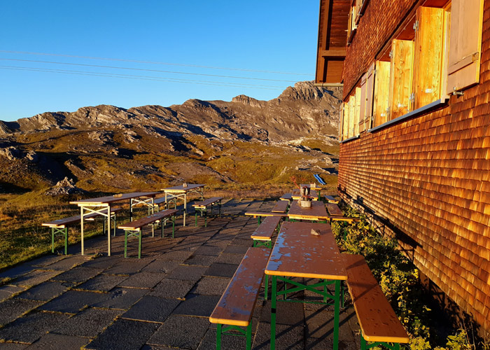 Sonnenterrasse auf der Göppinger Hütte