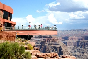 Skywalk - hufeisenförmig über dem Abgrund.