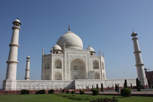 Die Ewigkeit umgibt das Mausoleum von Mumtaz. Die Ewigkeit umgibt das Mausoleum von Mumtaz Mahal.