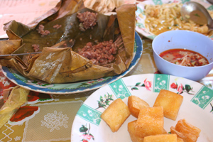 Lokale Küche: Reis mit Schweineblut und frittierter Tofu