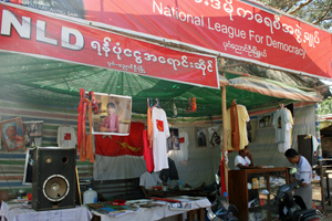 Auch Aung San Suu Kyis Oppositionspartei National League for Democracy ist allgegenwärtig.