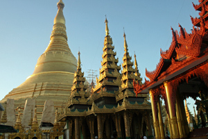 Die berühmte Swedagon Pagode in Yangon besucht man am besten in aller Herrgottsfrüh, wenn nur Einheimische und Mönche vorzufinden sind.