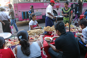 Straßenküche in Myanmars ehemaliger Hauptstadt Yangon