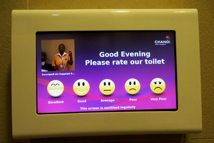 Bewergung im Flughafen Singapur mit Smileys