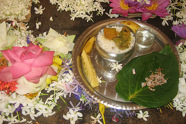 Vor dem Tempel werden Jasminblüten und Wasserlilien verkauft, die die Gläubigen vor die Altare legen.