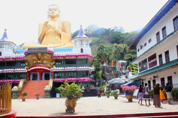 Goldener Buddha in Dambulla, Sri Lanka
