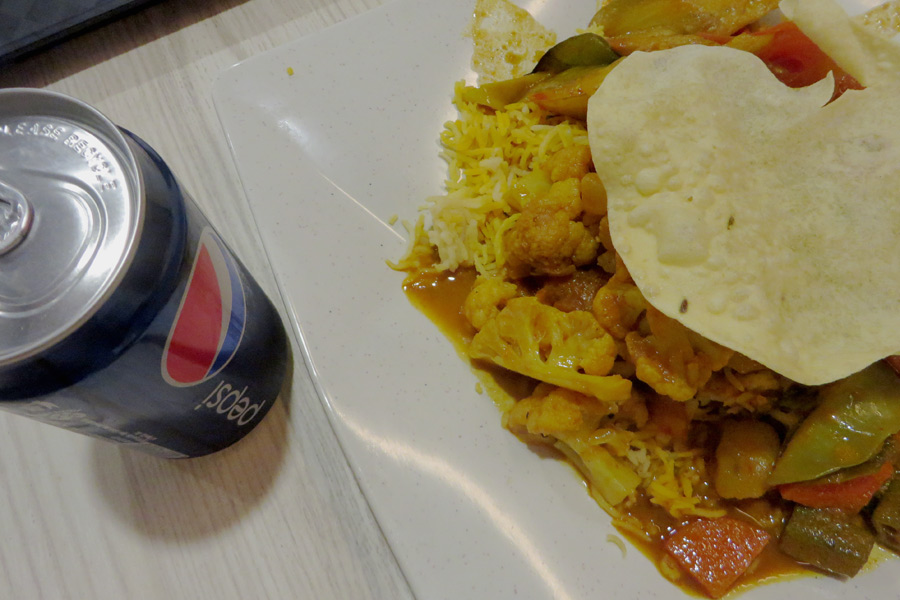 Indisches Essen am Foodcourt im Flughafen Singapur