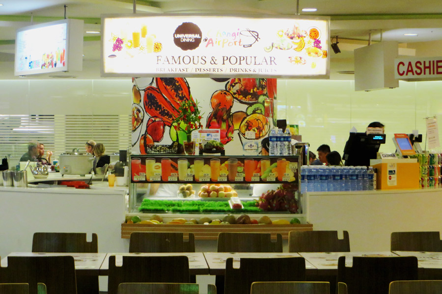 Foodcourt im Flughafen Singapur