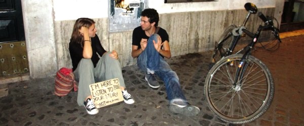 Sobald Francesca ihren Platz in Trastevere eingenommen hat, erzählen ihr Fremde ihre Geschichten. "Jede Geschichte ist besonders und soll nicht vergessen werden", so Francesca.