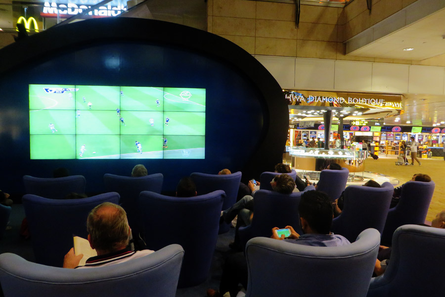 Fußball-Screen am Flughafen Singapur