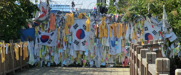 Flaggen an der Grenze zwischen Nordkorea und Südkorea