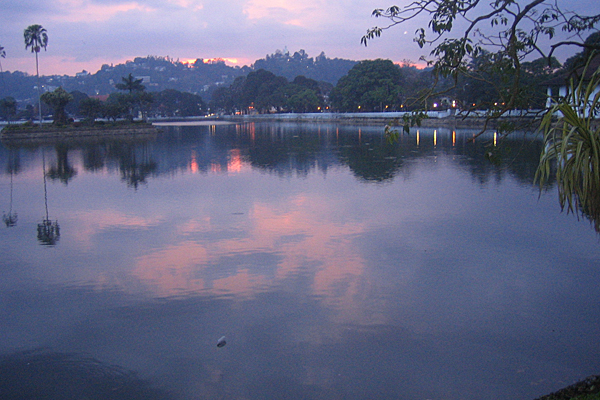 Abendstimmung am Lake Kandy, wo auch der berühmte Zahntempel steht, in dem Buddhas Eckzahn aufbewahrt werden soll.