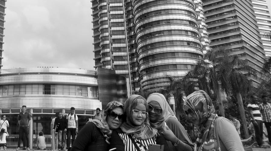 Selfie vor den Petronas Towers in Kuala Lumpur, Malaysia