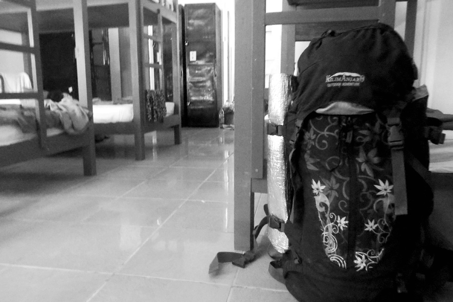 Langzeitreisen: Rucksack im Hostel.