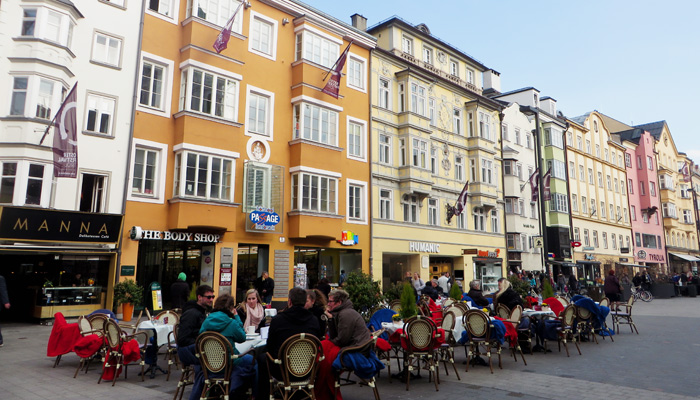 Open Air Cafes in der Innsbrucker Maria-Theresien-Straße