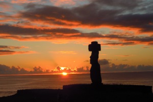 Vom Akapu Hostel hat man einen sicheren Blick auf den Sonnenuntergang. Weit und breit nichts - außer ein Moai.