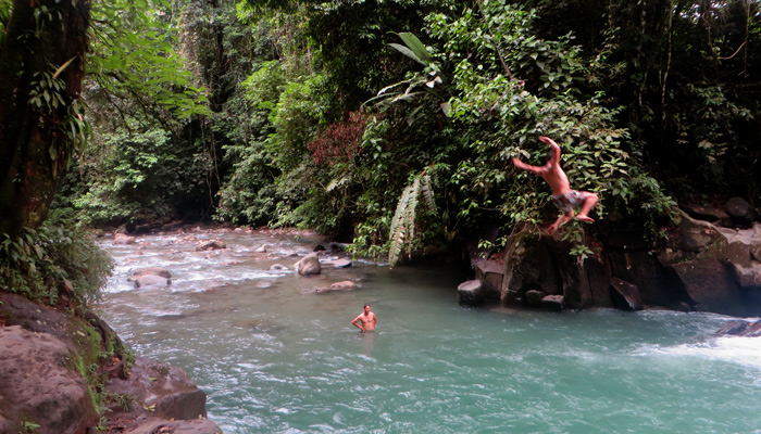 Baden im Wasserfall in Costa Rica
