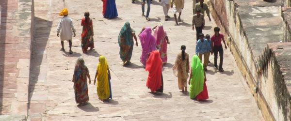 In allen Farben des Regenbogens trifft man die Saris an.&]mode=crop&]rel=lightboxmulti]}}In allen Farben des Regenbogens trifft man die Saris an.