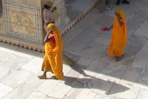 Arbeitskleidung: Die Reinigungsdamen im Fort Amber in Jaipur.