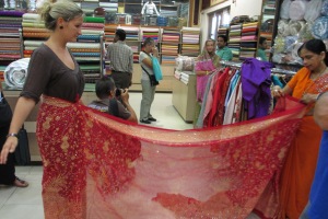 kofferpacken.at-Autorin Daniela Nowak testet das Sari-Wickeln am eigenen Leib.