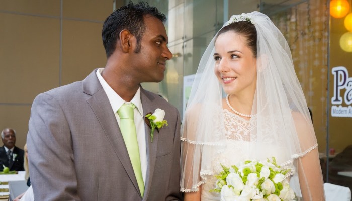 Bei der großen Feier wechselte das Brautpaar die Kleider: Vom asiatischen Outfit in Sari und Jippa in das weiße Brautkleid und den grauen Anzug.