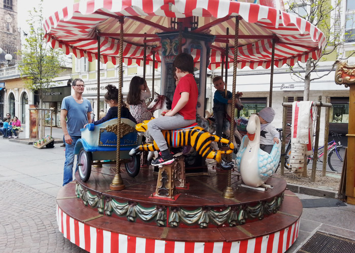 Ringelspiel am Waltherplatz in Bozen, Italien