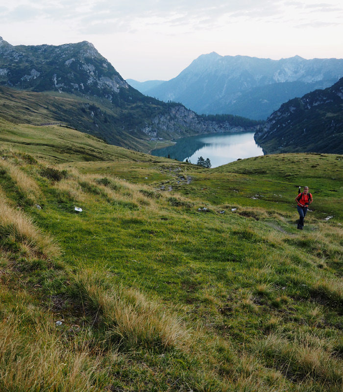Um den Kamm zu erreichen, geht es vom Tappenkarsee aus erstmal steil bergauf. Wagrain_Kleinarl_Tappenkarsee_Morgenwanderung