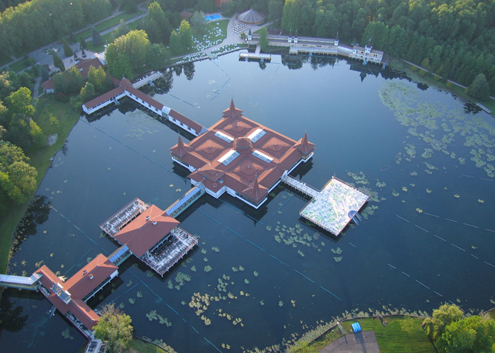 Wellness in Ungarn_ Thermalsee von Héviz