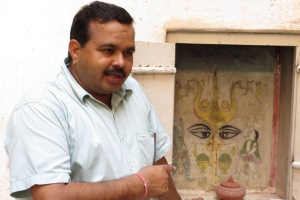 Udai Singh in seinem Element - er erklärt den Touristen sein Land.