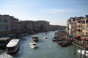 Am Grande Canale kann man mit den Wassertaxis, den Vaporetti, gemütlich ein paar Stationen in der Lagunenstadt abklappern.