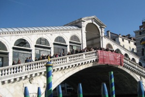 Die Rialto Brücke ist zu jeder Jahreszeit ein beliebter Fotopunkt. Von romantisch kann hier auch meistens in der Nebensaison keine Rede sein.