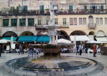 Verona_Piazza-delle-Erbe_Brunnen_kofferpacken.at Piazza delle Erbe, Verona, italien