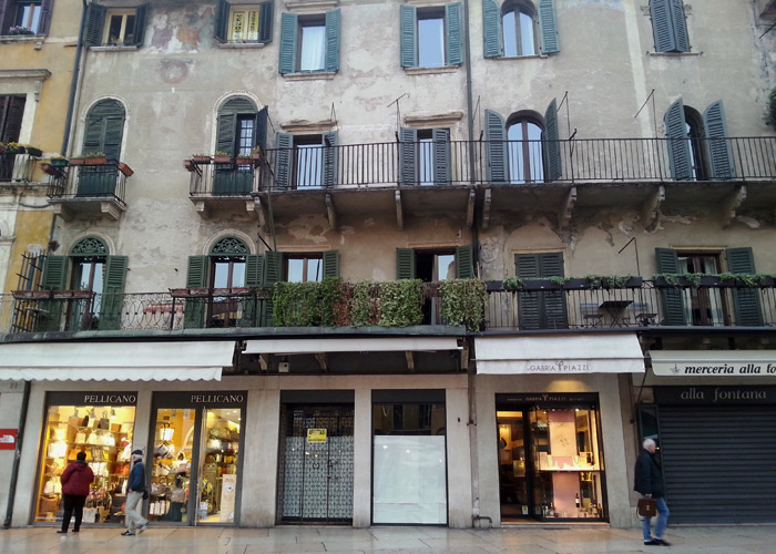 Verona_Piazza-delle-Erbe_kofferpacken.at Einkaufen in Verona, Italien