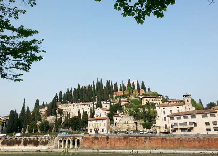 Blick auf Verona über den Fluss