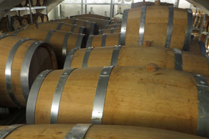 Whisky lagert in eigens angefertigten Holzfässern.