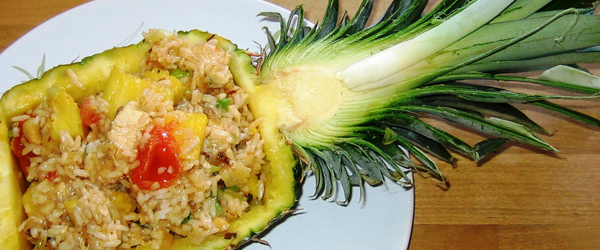 In die Ananas gefüllt schmeckt der gebratene Thai-Reis gleich noch viel besser.