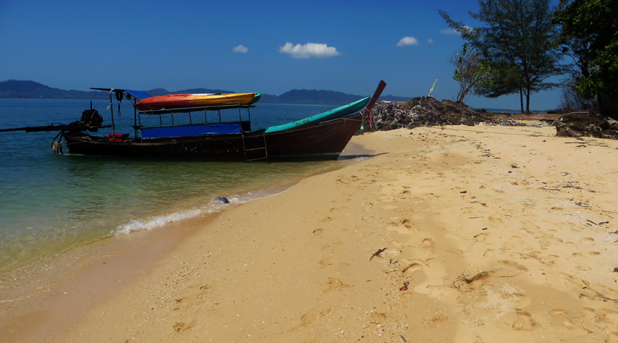 Per Longtailboot nach Koh Bu Bu, Thailand