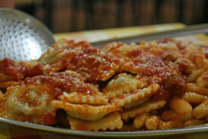 Selbst gekocht und in riesigen Mengen serviert: Abendessen im Agriturismo Gulunie, ebenfalls auf Sardinien.