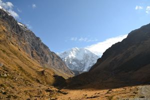 Der Salkantay im Hintergrund gibt die Richtung vor.