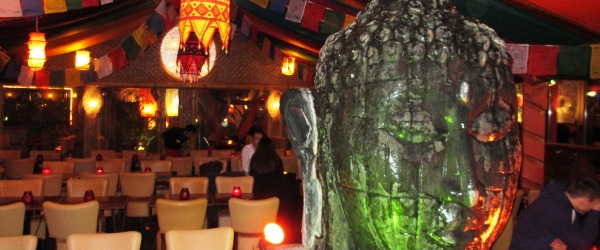 Restaurant Mirchi in Berlin-Kreuzberg: Ein Brunnen in Form eines überdimensionalen Buddha-Kopfes zieht im Speisezelt die Blicke auf sich.