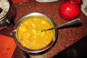 Erdnüsse, Kokosmilch und Gemüse befinden sich neben dem Fleisch im süßen Curry.