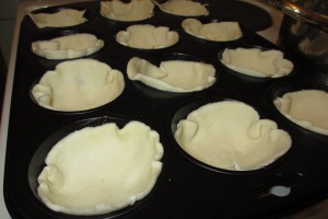 Den Blätterteig am besten rund ausstechen und in die Muffinformen passen.
