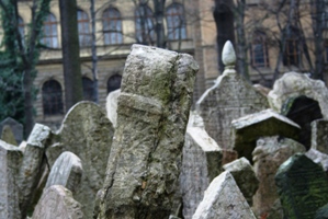 12.000 Grabsteine reihen sich am Jüdischen Friedhof in Prag eng aneinander.