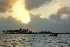 Nach dem Gewitter tauchen die scheuen Sonnenstrahlen die einsamen Inseln in kitschiges Licht.