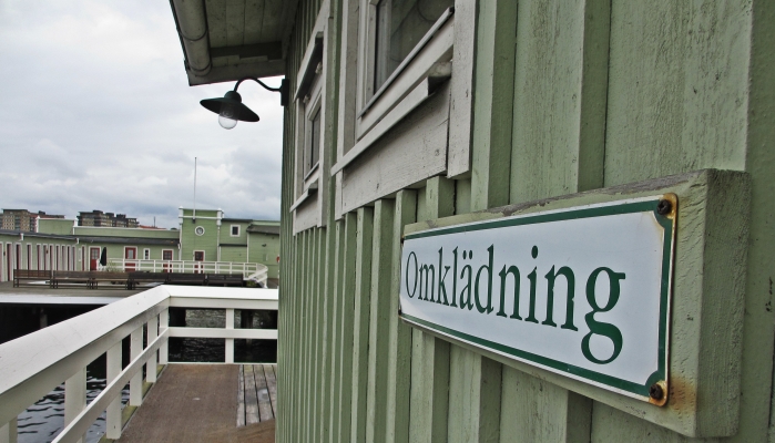 Onklädning - oder ganz einfach Umkleide ... hier legt man die Kleidung ab und bewegt sich ab sofort nur mehr mit Handtuch im Badehaus.