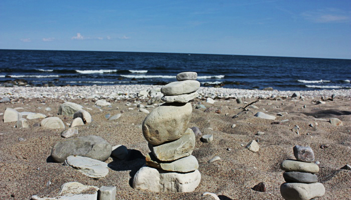 Am Strand im Nordosten des Trollwaldes hört man nur das Rauschen der Wellen.
