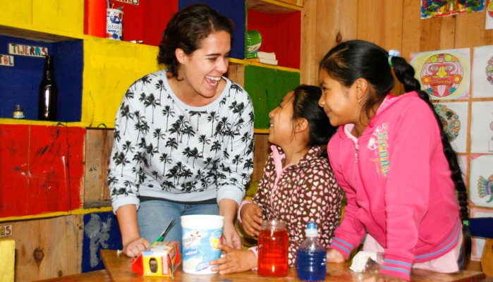 Die Kinder gehen vormittags zur Schule, nachmittags werden sie betreut und gefördert.